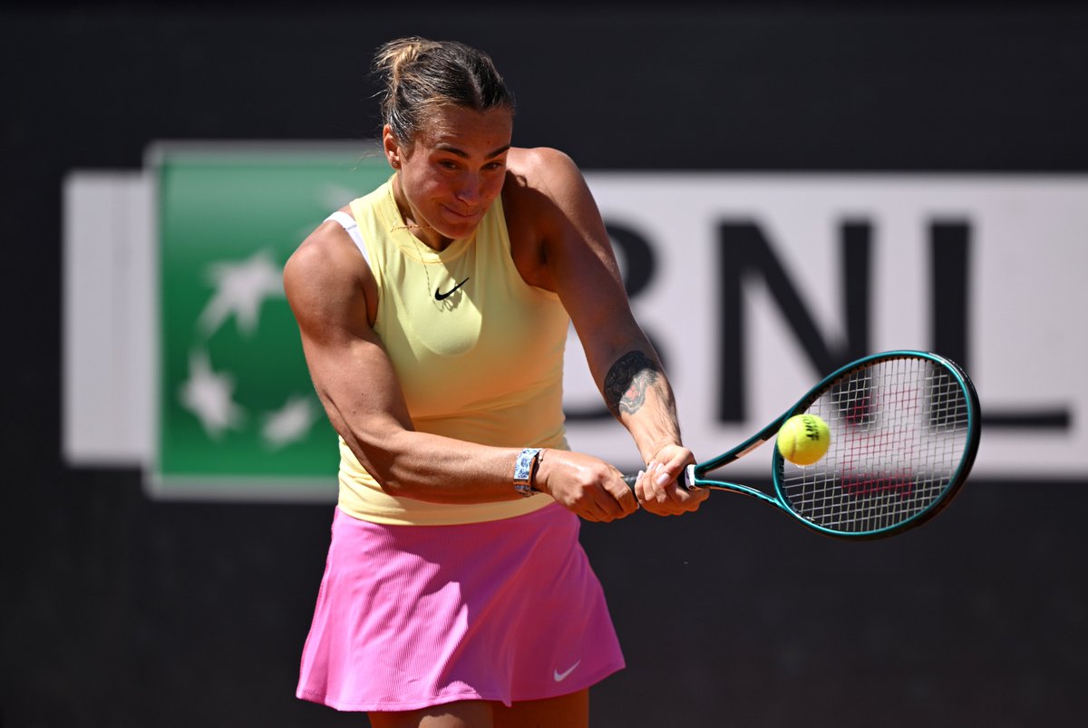 Aryna, Roma'da yarı finalde! 🐅💪 Jelena Ostapenko'yu 6-2 6-4'lük setlerle geçen Aryna Sabalenka, #IBI24'te adını yarı finale yazdırdı. 📸 @InteBNLdItalia