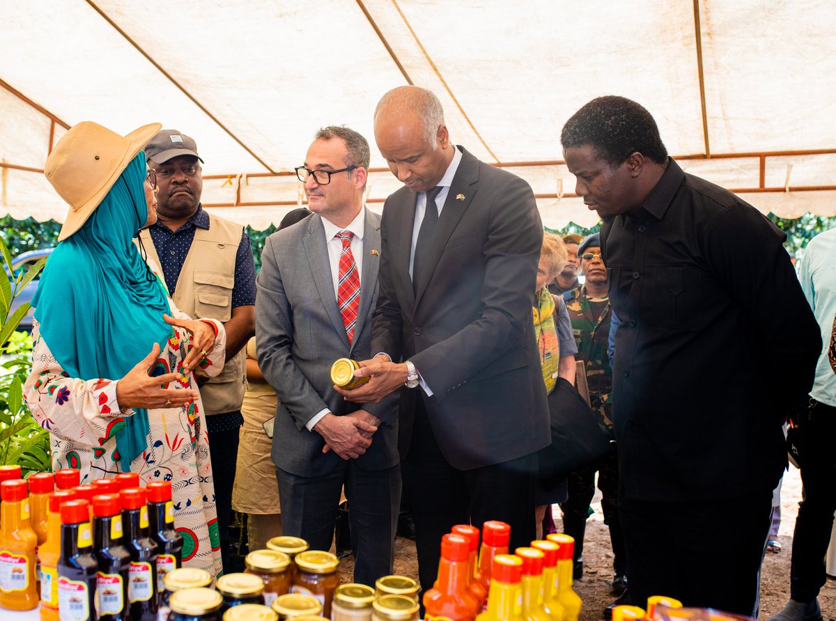 Le #ChangementClimatique touche tout le monde. En 🇹🇿 les agriculteurs s'efforcent à s'adapter, notamment les ♀️. Le ministre Hussen et @carecanada ont annoncé $20,5 M pour une agriculture résiliente au climat et le leadership des femmes. Ensemble, nous protégeons la planète🌍