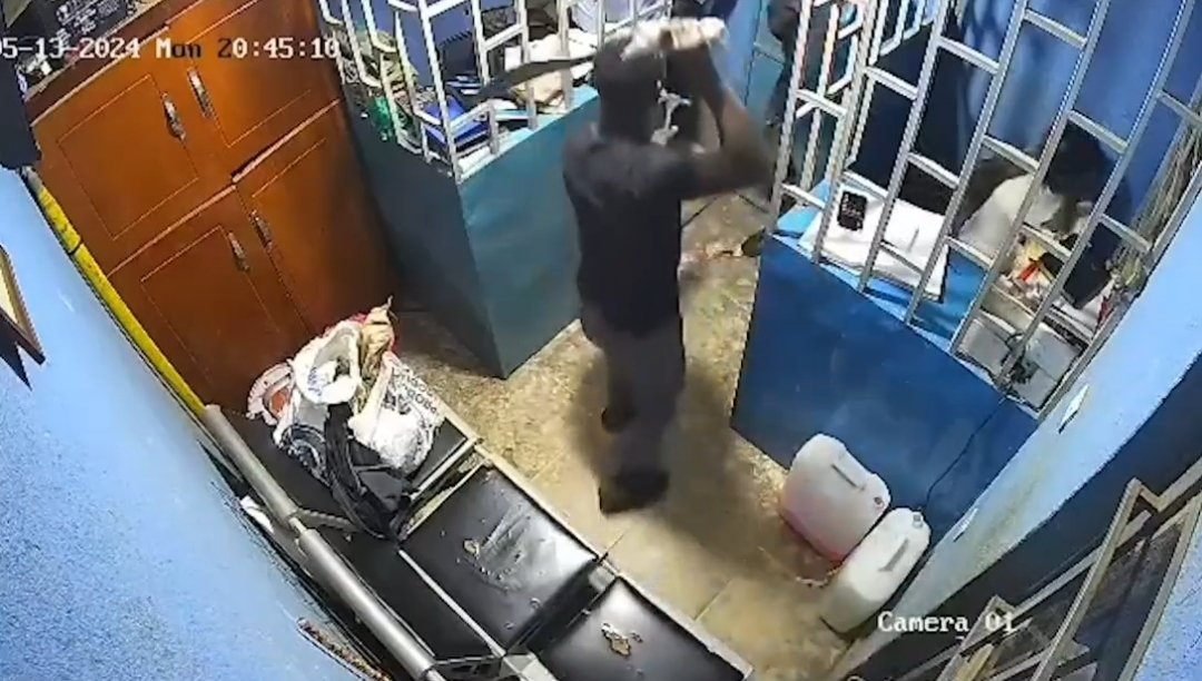 CCTV footage shows a man wielding a machete attempting to rob a place but fails. Watch👇