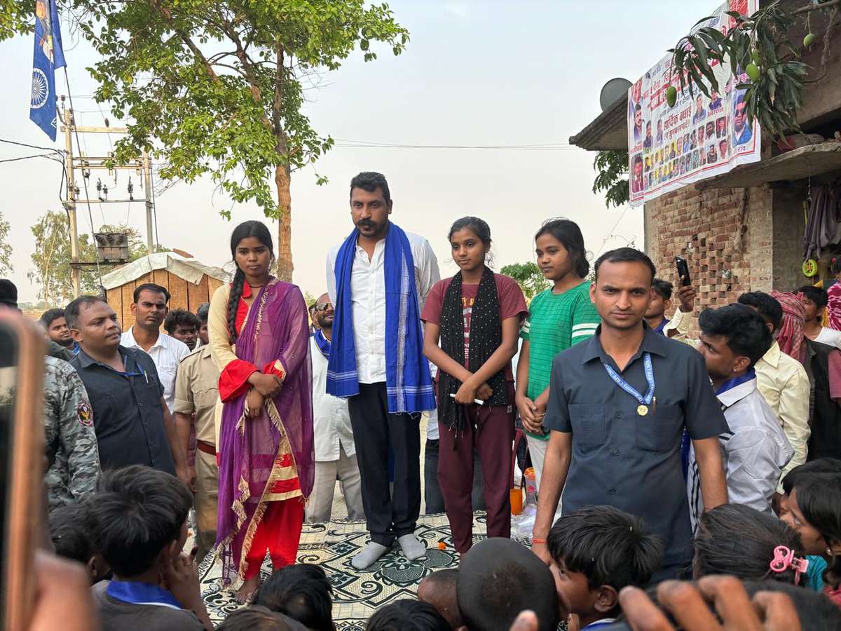 आज डुमरियागंज लोकसभा क्षेत्र में आजाद समाज पार्टी (कांशीराम) के प्रत्याशी चौधरी अमर सिंह जी के लिये प्रचार में अपनों के बीच।