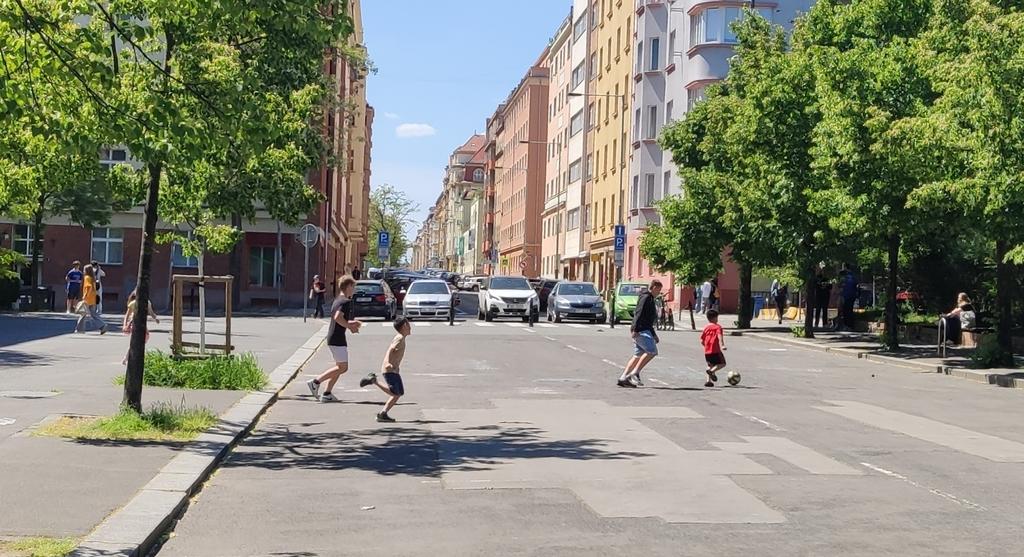 🚸Mohla tu parkovat a projíždět auta. Ale radní se tenkrát rozhodli správně. #SchoolStreet #ŠkolníUlice #PublicSpace #Vinohrady #Praha3