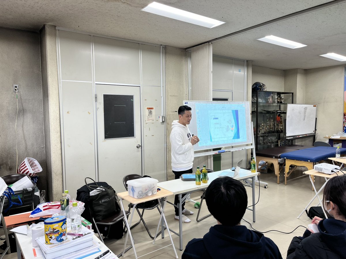 tkcsoga's tweet photo. X久しぶりの更新です。
4月より今までのトレーナー活動で得た技術を世に広めて行く活動を始めました！

第一段はテーピングです。
『テーピングは学生トレーナーの最大の武器になる！』
と仮説を立てて、X上で募集を行い、複��の大学アメフト部で訪問セミナーを行ってきました！

今後、Xではセミナーの様子や、重要なテーピングスキル、受けた学生達のビフォーアフターに着目してコンテンツをアップしていきます🙌
セミナーを受けたいなど、ご質問あれば、お気軽にDM、コメントください👌

今後の投稿をお楽しみに。

#テーピング
#アメリカンフットボール
#kcfa
#kcafa
#関東学生アメリカンフットボール
#関西学生アメリカンフットボール
#xleague