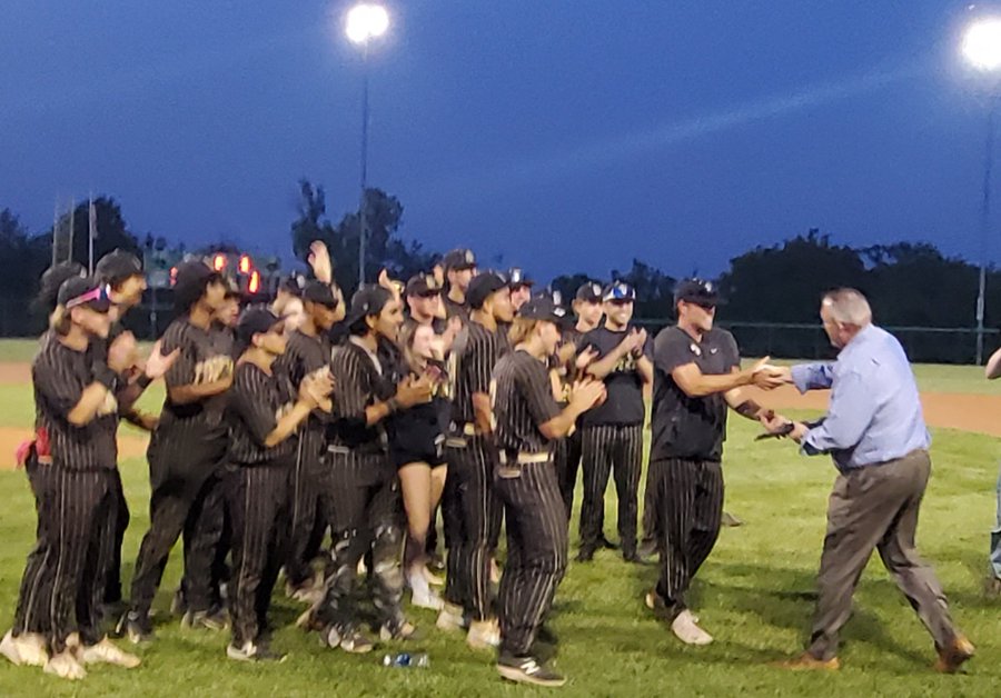 . @high_topeka survives pair of close games to earn return trip to Class 6A state baseball tournament. @T_HighAthletics ... loom.ly/ZwI-Z2Q