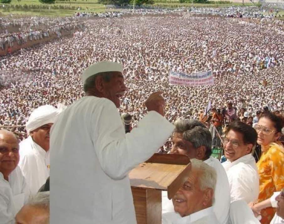 “सरकार में बैठे लोग आपकी बात ना सुने तो उन्हे इस कदर मजबूर करो कि वो आपके खेतों में दौड़ते हुए आये” हुक्के की गुड़गुड़ाहट से दिल्ली में हलचल पैदा करने वाले किसानों कि आखिरी लाठी रहे.. चौधरी महेंद्र सिंह टिकैत जी की पुण्यतिथि पर मेरी विनम्र श्रद्धांजलि !🌹🙏🏻 #MahendraSinghTikait