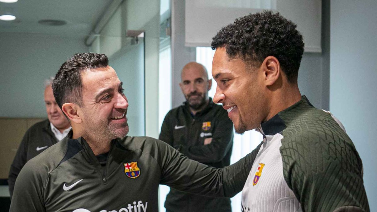 ❗️🇧🇷 Xavi: “The initial plan was for Vitor Roque to join us in July, not in January but due to injuries we anticipated the deal”. “Vitor has to develop, we have a lot of big players”. “I don’t understand the ‘Roque case’, he’s a young player learning and he needs to develop”.