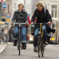 El 79% de las mujeres encuestadas dijeron que temen ser atropelladas por un auto, el 62% tienen miedo de la violencia o el acoso en la carretera y el 56% de las mujeres temen andar en bicicleta de noche. 🙅‍♀️ zagdaily.com/trends/9-in-10…