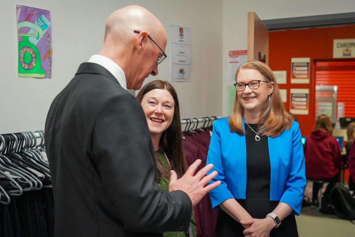 Eradicating child poverty is a priority for First Minister @JohnSwinney He met pupils and parents involved in the @ClacksCouncil Family Wellbeing Partnership at @AlloaAcademy with @S_A_Somerville, announcing a further £300,000 @ScotGov funding for the programme in 2024-25.