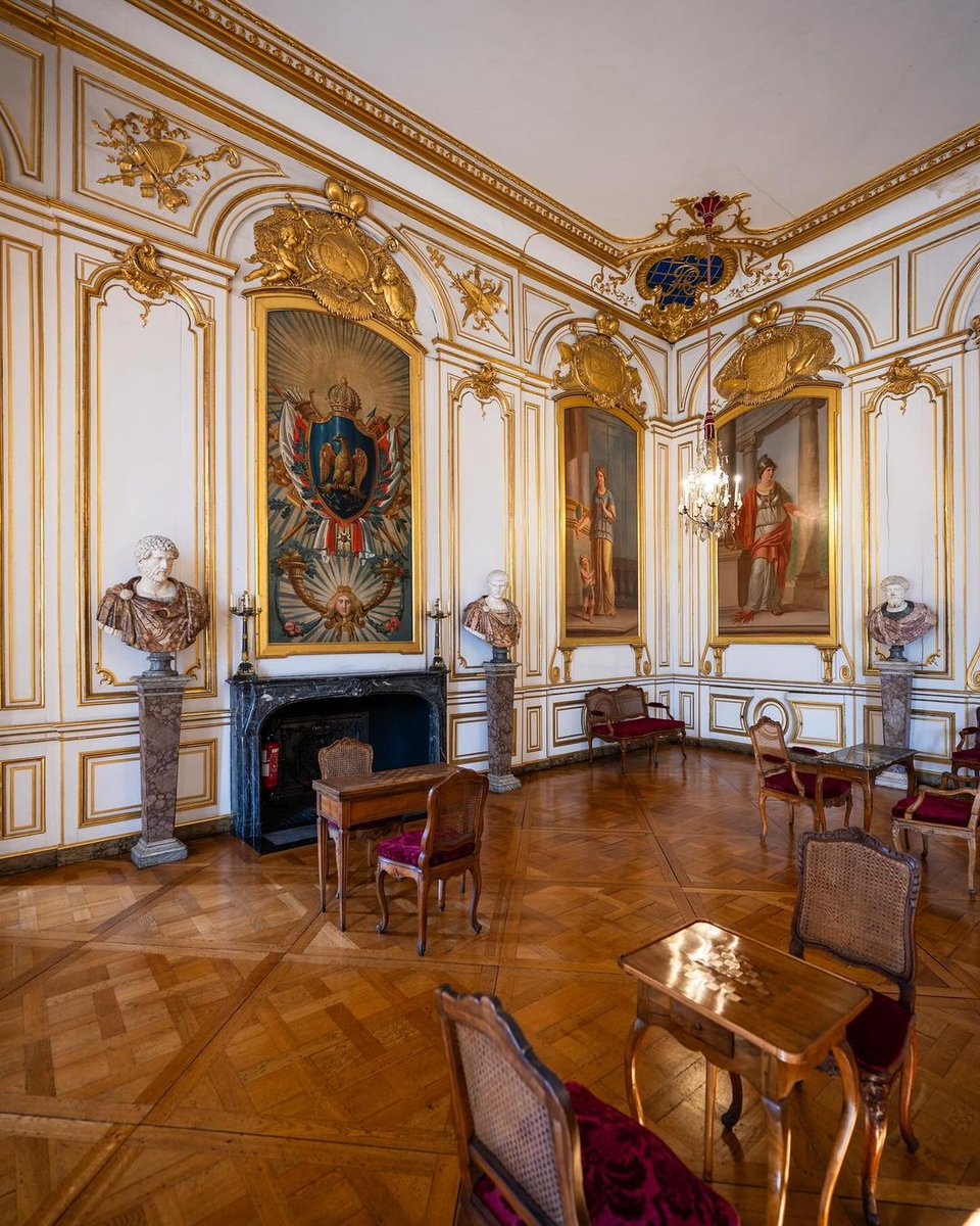 Le Palais Rohan, est l'une des plus belles réalisations architecturales du 18e siècle français. 👀 Il abrite trois musées : les Arts décoratifs, les Beaux-Arts et le Musée archéologique. 🏰 Alors plongez dans son histoire lors de votre prochaine visite !
📸 palace.reflection