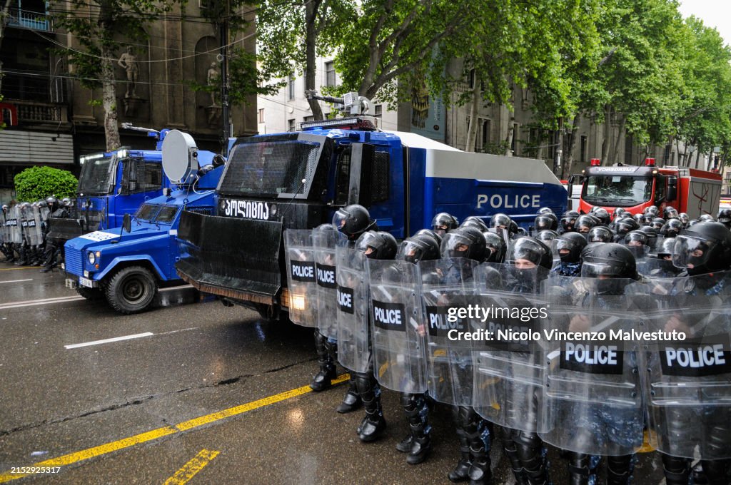 Numerous reports of excessive #UseOfForce by police against those protesting the Foreign Agent Bill in #Georgia. Videos show #police beating protesters with batons, use of ammunition containing multiple rubber balls, OC spray, & water cannon. Image: Nicolo Vincenzo Malvestuto.