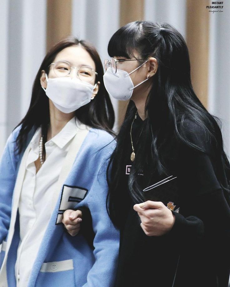 calm down guys.. calm down...
this is just an edited photo.
Jenlisa is just two people who are enemies.. right?? 😳👀🤫🤭