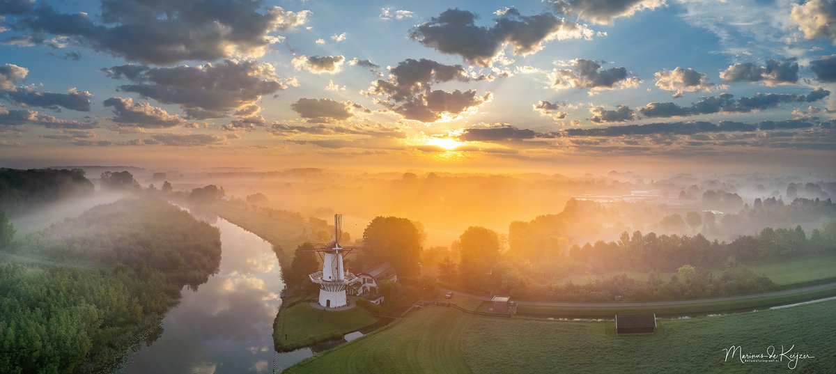 Prachtige wolkenlucht vanochtend tijdens die mistige zonsopkomst hier in Deil bij de Molen de Vlinder. @helgavanleur @WilliamHuizinga @whoebert @ServaasStoop @wsrivierenland @weermanrobert @weermanreinier @m0lens @weeronline @Weermeisje #betuwe #molen #goedemorgen