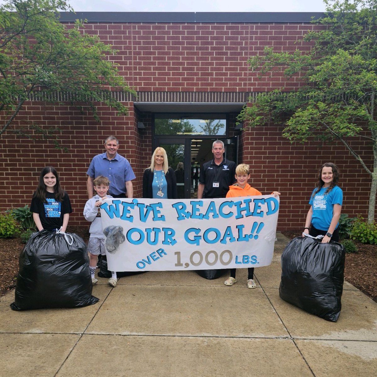 🎉SES crushed its 1,000-lb plastic bag recycling goal! 🌿 Thanks to all who contributed & the Athena Club for hosting! As a reward for completing the challenge, the school gets a new outdoor bench made from recycled plastic by Trex. @RVSDSuper @SESPrincipal