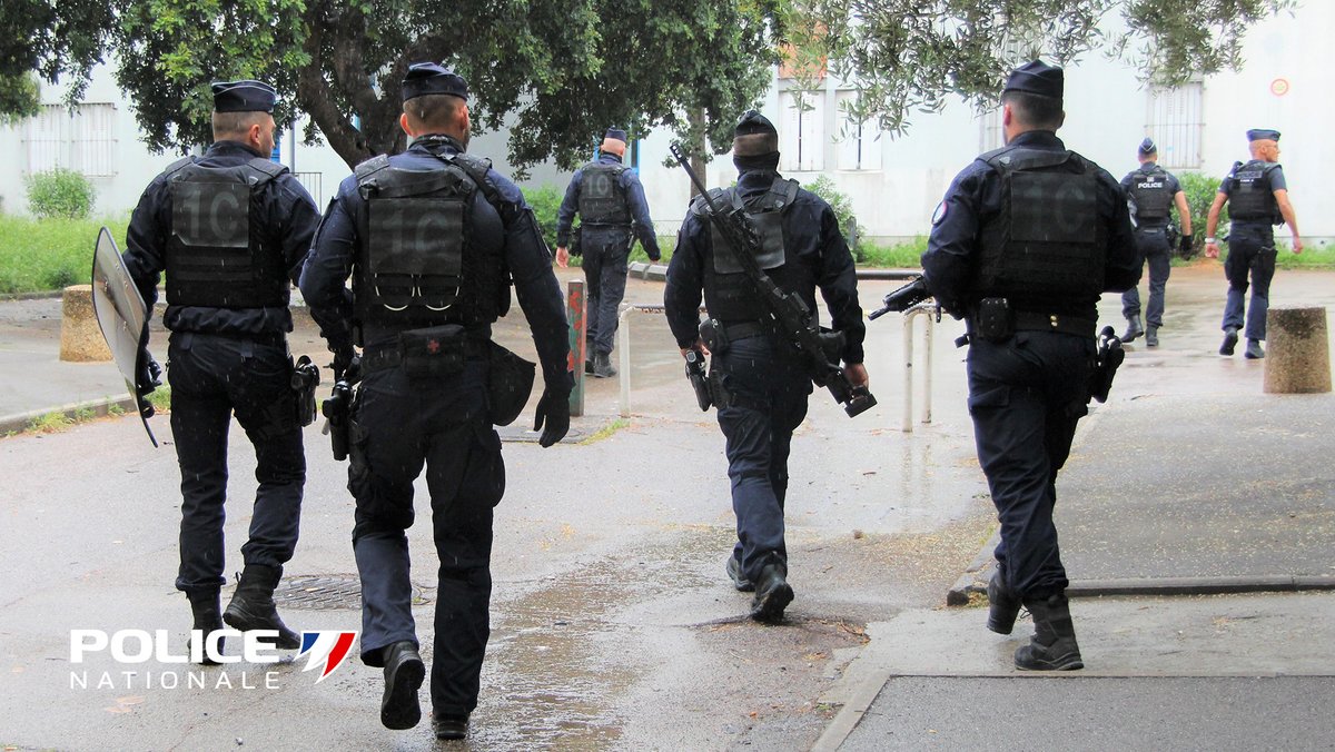 #PlaceNetteXXL I Depuis hier, la police nationale mène une opération d'envergure contre les trafics de stupéfiants aux Moulins à #Nice06 :   
➡️250 personnes contrôlées, 34 interpellées 
 ➡ 10 kg de stupéfiants saisis 
➡️+ de 10 000 euros saisis