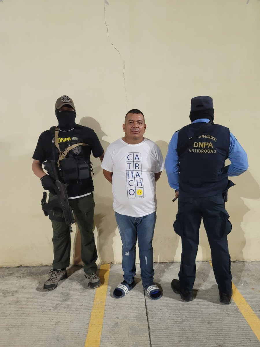 La @DNPA_Honduras capturó a unos de los cómplices de la estructura del Yofo. Se trata de Edgardo René Velásquez Navarro, alias 'El Burro', solicitado por una corte del Distrito Este de Virginia, por suponerlo responsable del delito de conspirar para importar al menos 5 kgs de…