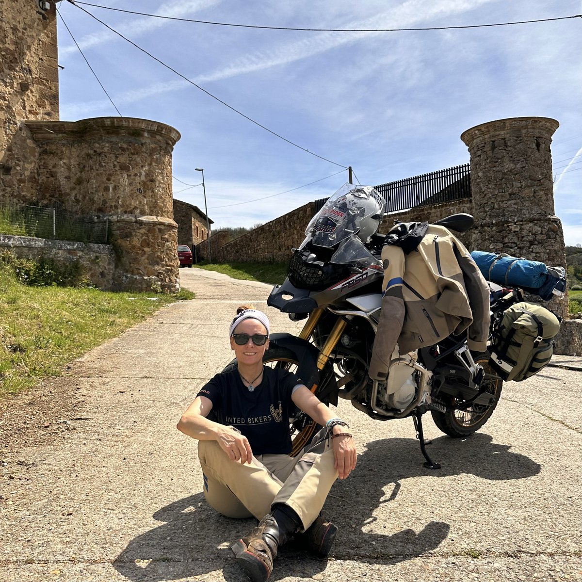 ElsiRider's tweet image. ¡Recorriendo la España vaciada en moto! 🏍️Participando en el desafío de 100 pueblos en 100 días. Descubriendo la belleza y la historia de cada rincón olvidado. Únete a esta aventura y descubre la magia de nuestros pueblos. #EspañaVaciada #100Pueblos100Días #Motoviajero #elsirider