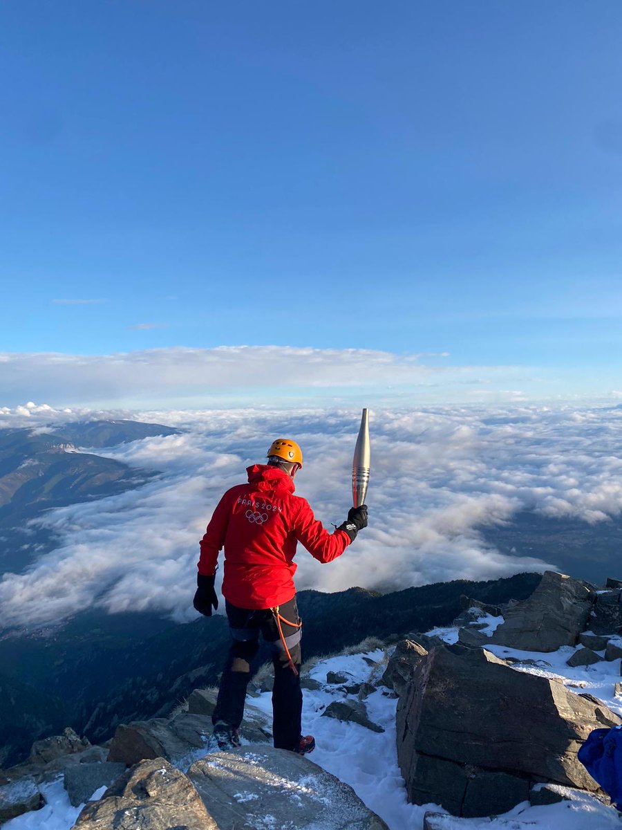 La #flammeolympique sur le Canigou #Paris2024 #PyreneesOrientales (crédit Gendarmerie-PGHM)