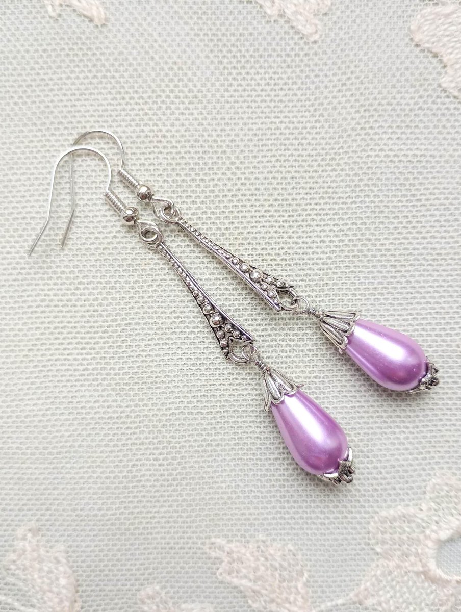 Handmade by me 🧡 #MHHSBD      
Elegant Roaring 20s Art Deco Style Antique Silver Raised Dot Detail Earrings with Lilac Glass Pearl Teardrop Beads 🧡 #vintagestyle #artdeco #TheCraftersUK #EtsySeller #UKMakers #CraftBizParty #shopsmall lovesvintage43.etsy.com/listing/148147…
