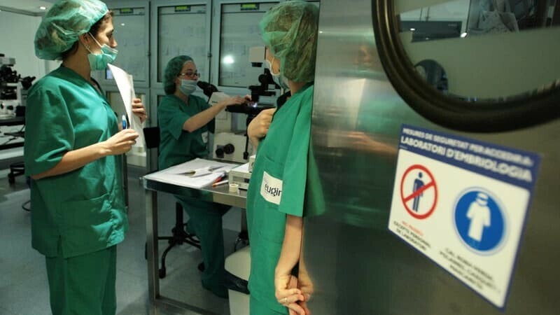 Espagne : le gouvernement prêt à garantir l’accès aux soins à tous les exilés 

Le texte soutenu par la ministre de la Santé espagnole Monica Garcia devrait désormais garantir un accès véritablement universel au système national de santé
➡️ l.humanite.fr/nkW