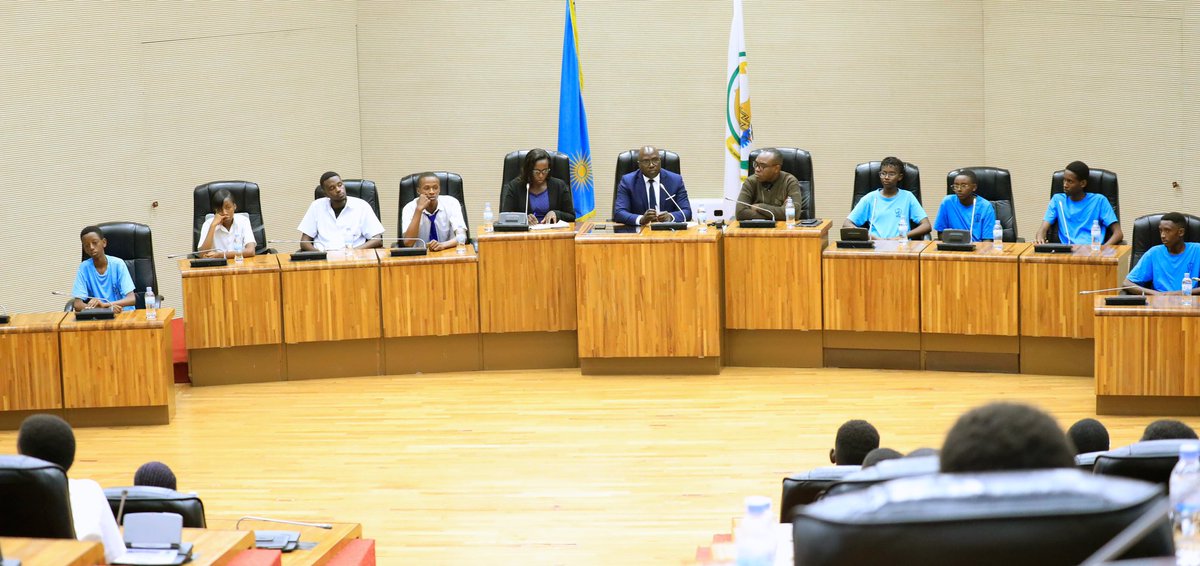 RwandaParliamnt's tweet photo. Abanyeshuri n'Abarezi b'Ishuri "Authentic International Academy'' ryo mu Karere ka @KicukiroDistr, basuye Inteko Ishinga Amategeko y'u #Rwanda, basobanurirwa inshingano, imiterere n'imikorere byayo. https://t.co/LQkClD2rEz