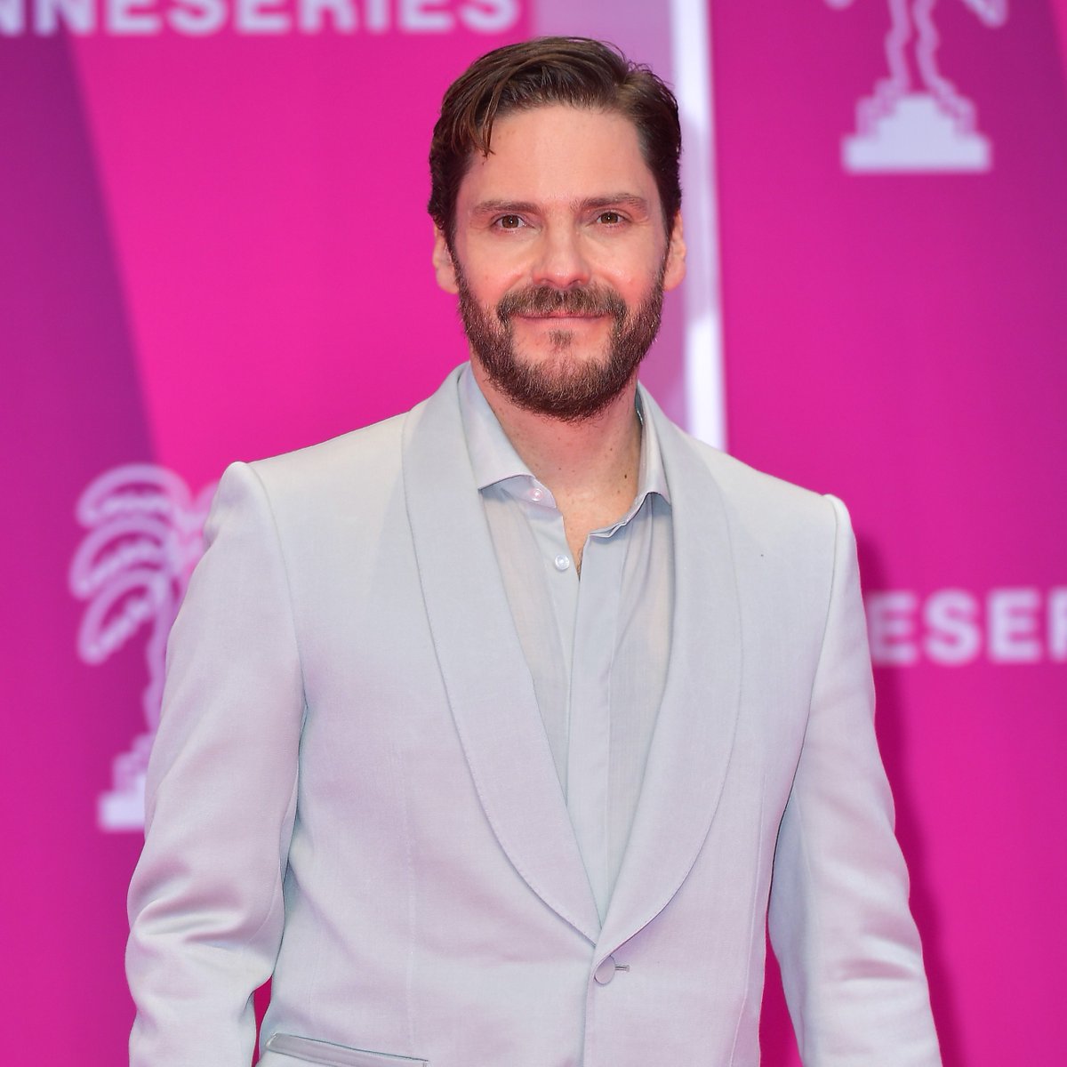 Kirsten Dunst and Daniel Brühl will join Keanu Reeves In Ruben Östlund’s new film, 'The Entertainment System Is Down.' 'Set on a long-haul flight where the entertainment system fails, the move will see passengers forced to face the horror of being bored.' via @Deadline