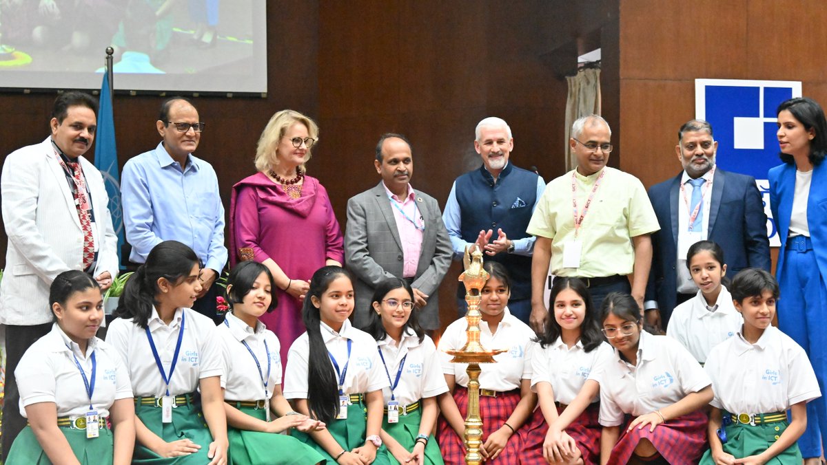✨✨It’s time for girls in ICT and STEM in India🇮🇳 to shine!

#UNRC 🇮🇳 @ShombiSharp, @UNFPAIndia Resident Representative @DiagneAndrea & Secretary @DoT_India  @neerajmittalias joined students at @CDOT_India for the launch of the India edition of @ITU's #GirlsinICT initiative.