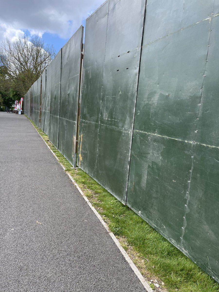 park benches by cafe now within barrier. Last year were outside the barrier. Same path⬇️ 2023/24. Admittedly, crap view, but it was somewhere to sit and rest especially if elderly or disability. Set back 5 metres 2023, right to the edge 2024. @LambethLabour @lambeth_council why?