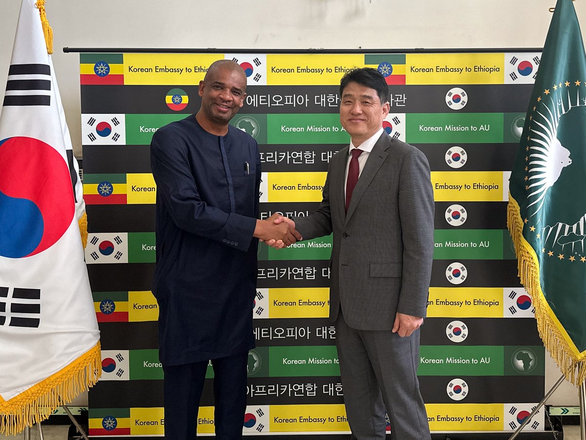 UNICEF Rep. @AbouKampo met with H.E JUNG Kang, @KoreainEthiopia & the AU Ambassador. They discussed ways to enhance the partnership and address climate-induced disasters, poverty, and provide local solutions to #children and communities in hard-to-reach areas. #UNICEFthxKOREA