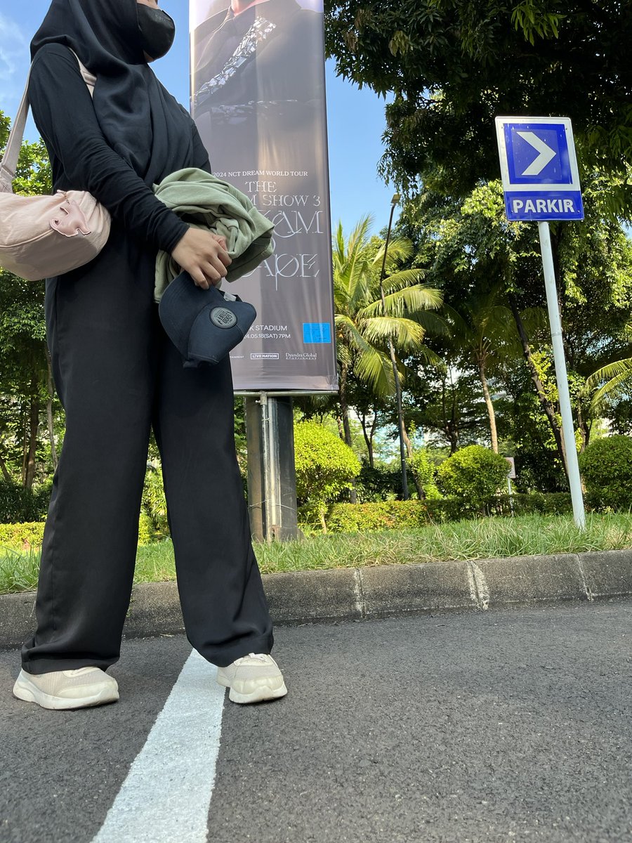 Gua niatnya foto banner jisung, tiba2 bapak satpam antusias bngt nawarin buat fotoin, awalnya w gamau, tapi yauds gua iyain ajah. Pas di potoin bapaknya blg “kepalanya nengok kesana biar nnti liat2an sama dia”. See the result😭🤸🏻‍♂️

Proses                               Hasilnya :