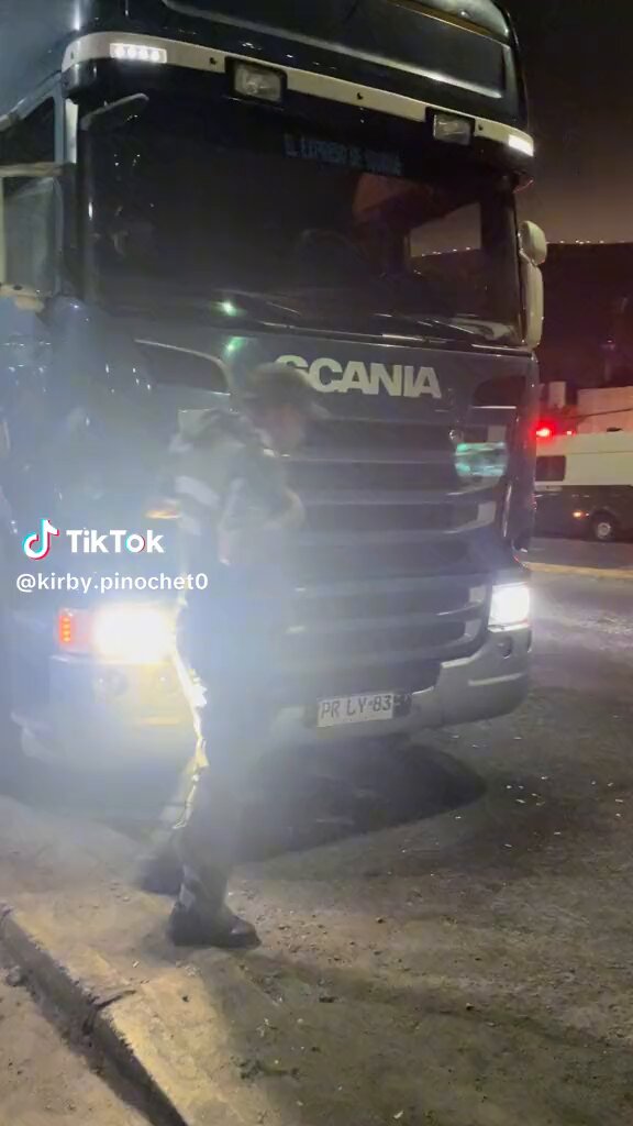 Gracias a todos Los Camioneros que participaron en la huelga contra la delincuencia, gracias por defender los derechos de los chilenos. Critico el actuar de Carabineros de Chile @Carabdechile, se entiende que obedecen, órdenes pero el tono y la forma no fueron los adecuados con