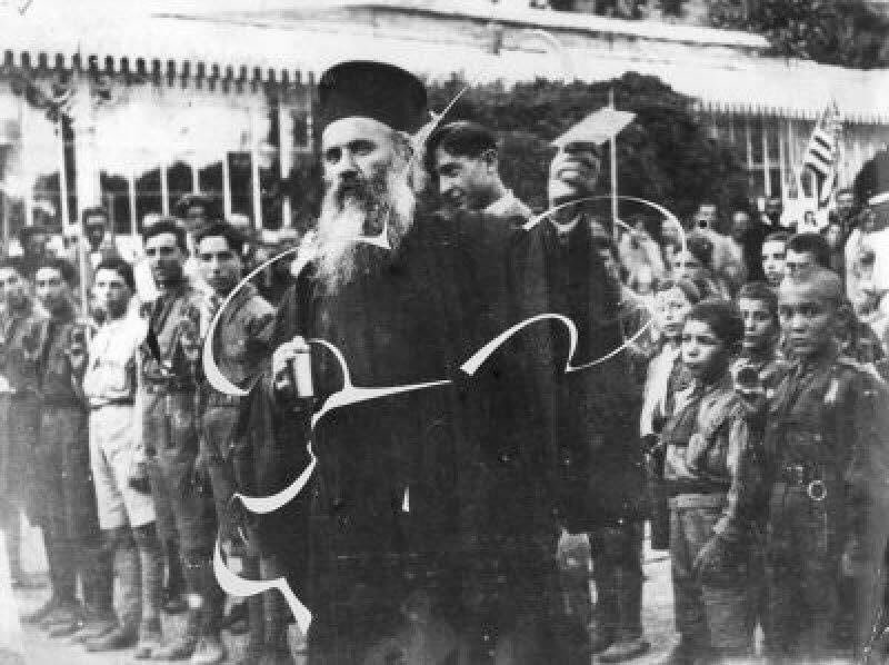 İzmir Rum Metropoliti Hrisostomos, İzmir'i işgal edecek Yunan askerlerini karşılarken. 15 Mayıs 1919.