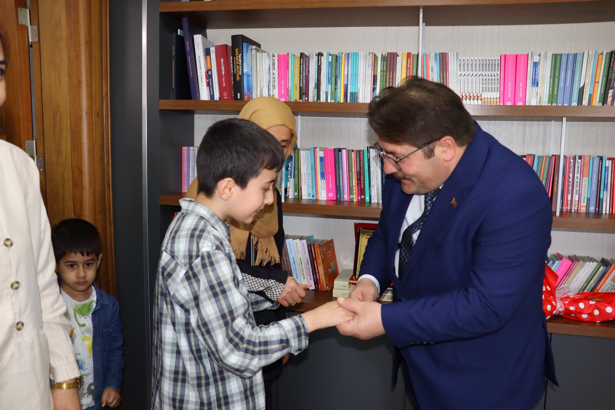 Sakarya İl Millî Eğitim Müdürlüğü (@sakaryamem) on Twitter photo Selçukbey İlkokulu Özel Eğitim Sınıfı öğretmen ve öğrencileri, "10-16 Mayıs Engelliler Haftası" kapsamında İl Millî Eğitim Müdürümüz <a href="/coskunbakirtas/">Coşkun BAKIRTAŞ</a>'ı ziyaret ettiler.
<a href="/Yusuf__Tekin/">Yusuf Tekin</a>
<a href="/tcmeb/">Millî Eğitim Bakanlığı</a> Selçukbey İlkokulu Özel Eğitim Sınıfı öğretmen ve öğrencileri, "10-16 Mayıs Engelliler Haftası" kapsamında İl Millî Eğitim Müdürümüz <a href="/coskunbakirtas/">Coşkun BAKIRTAŞ</a>'ı ziyaret ettiler.
<a href="/Yusuf__Tekin/">Yusuf Tekin</a>
<a href="/tcmeb/">Millî Eğitim Bakanlığı</a>