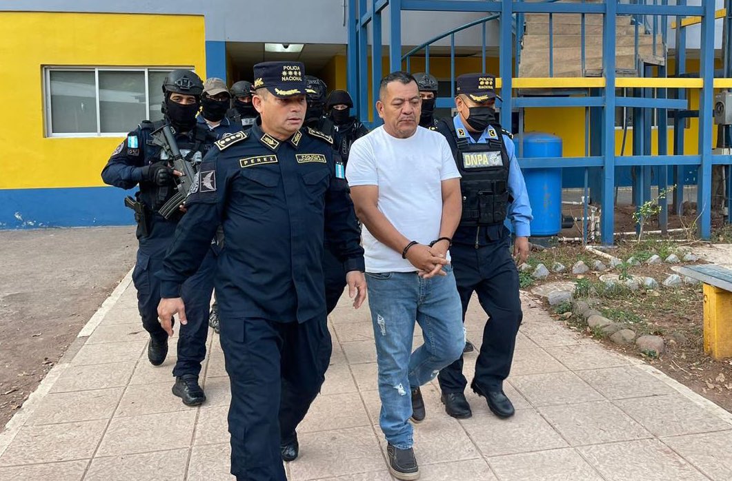 La policía traslada hacia la Corte Suprema de Justicia a Edgardo René Velásquez Navarro, alias 'El Burro'. Es solicitado en extradición por los Estados Unidos por conspirar para importar al menos 5 kilogramos de cocaína, socio de Mario Mejía alias 'El Yofo'.