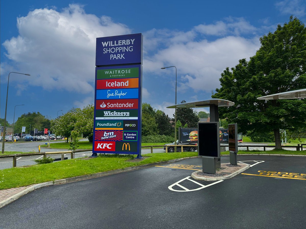 #TransformationThursday 🛍 

Another retail park - Another totem sign, we can't be stopped! The team at Sapphire Signs recently took on the task of re-branding the totem sign for Willerby Shopping Park.

#Signage #TeamSapphire24 #TransformationThursday