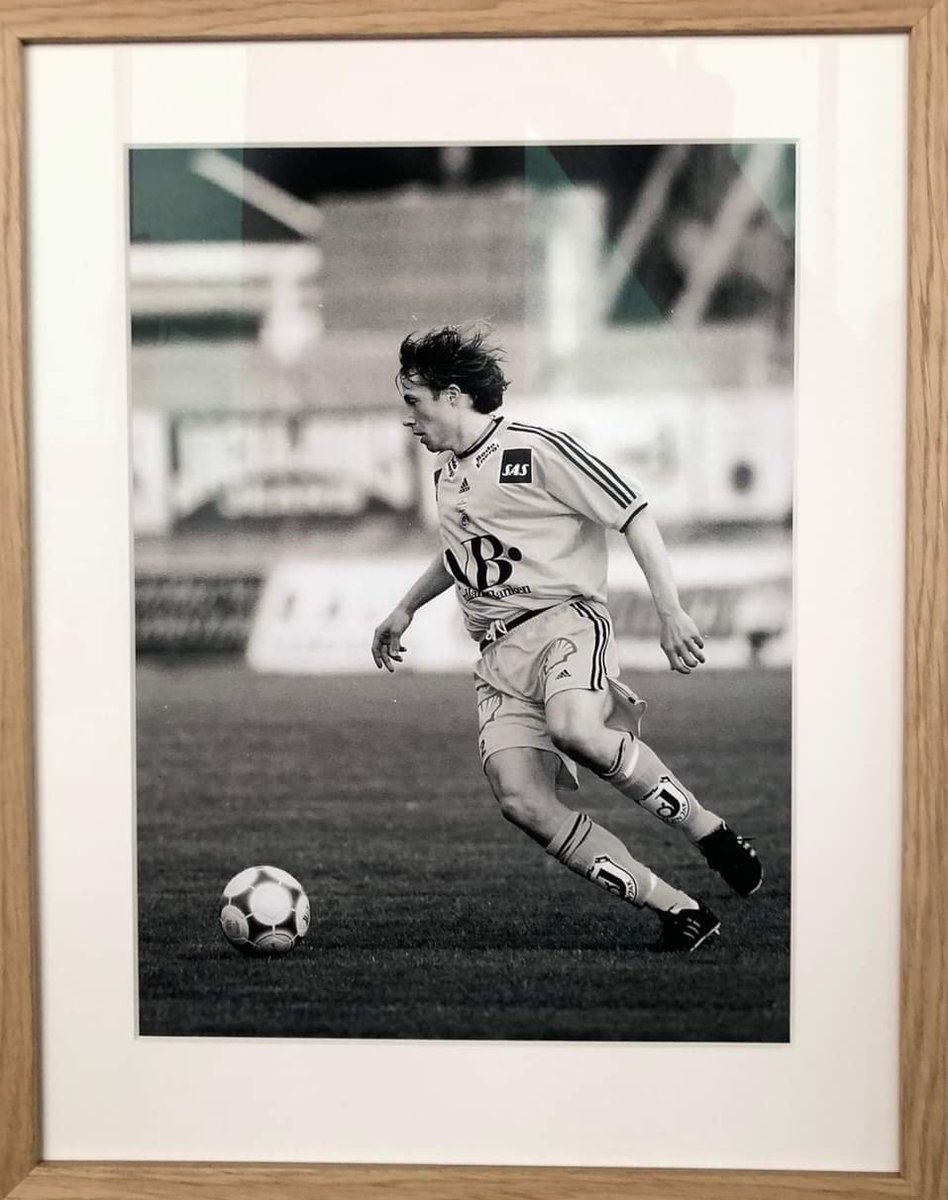 På hotellet vi åpnet i dag på "toppen" av Bodø er det masse flotte bilder og kunst. Men inne i vårt store konferanserom med det fine navnet Bergsalen henger det bilder av hele familien Berg, men dette bildet av Arild er og forbli min favoritt blandt dem alle💛