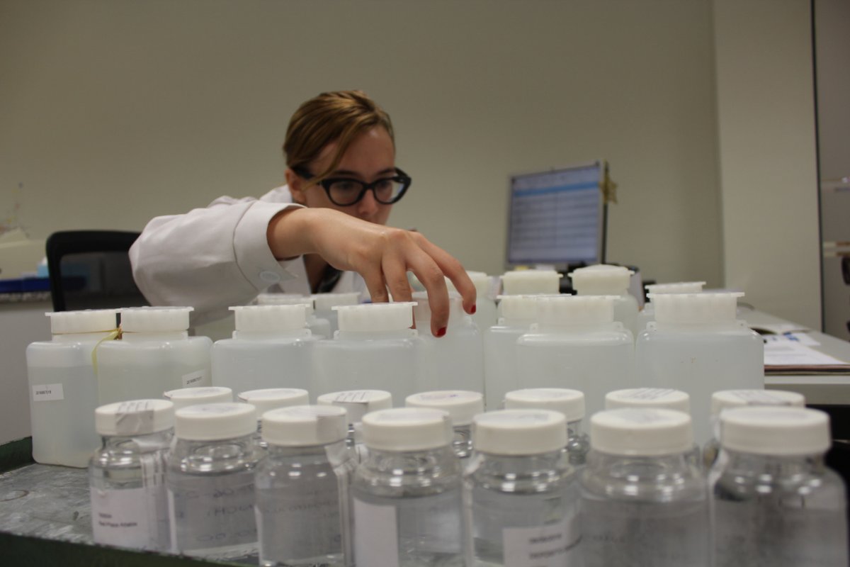 Las muestras se analizan y comparan para detectar posibles anomalías en las instalaciones interiores (tuberías, depósitos, etc.). ⚠️
👥 Esta campaña se realiza con muestras representativas de voluntarios/as y gratis. 🤝

🙋 ¿Quieres participar?

aigueselx.com/grifo-del-cons…