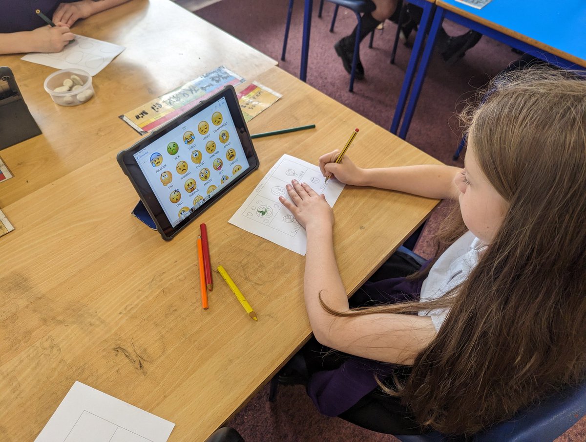 Today with E from @IWBSFalkirk we played a game of Emoji bingo. We all *loved* this! Then we learned about another decider skill. We talked through some scenarios to help us think about acting impulsively and the consequences of this #BPSHWB