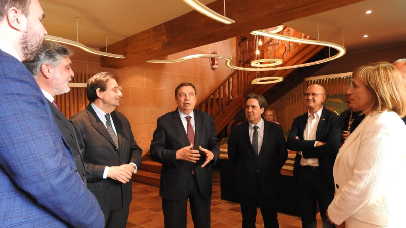El ministro @LuisPlanas visita la destilería @DYC_es con motivo del 65 aniversario de su célebre #whisky español. La destilería utiliza 30.000 toneladas anuales de #cereales procedentes de Castilla y León.