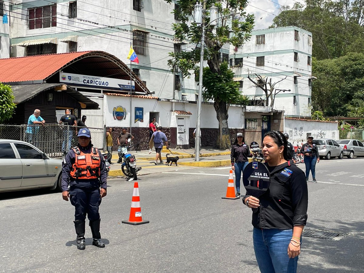 #Prevención| #INTT Caricuao junto a la Brigada Motorizada Femenina, continúan concientizando a los conductores sobre la importancia de respetar la Ley de Tránsito Terrestre. #LaEsperanzaEstáEnLaCalle