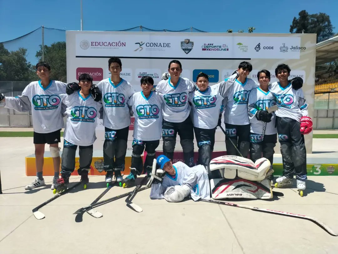 ¡La delegación guanajuatense conquista su primer oro en los #NacionalesCONADE2024 en Hockey Inline! 🥇 En la categoría Juvenil Menor, se llevan la medalla dorada al vencer a San Luis Potosí 5-1. ¡Felicidades a estos jóvenes campeones! 🎉🏒

#PasiónPorElDeporte