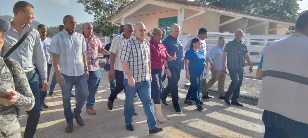 Visita a #Viñales por @DíazCanelB y @DrRobertoMOjeda como parte del sistema de trabajo implementado para la atención a la base. #GenteQueSuma