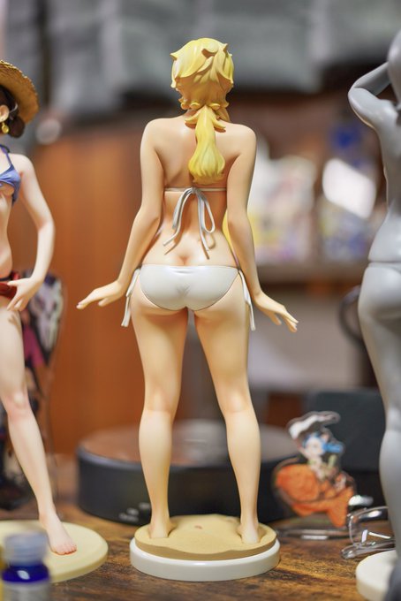 真琴ちゃんはヒールを履くとデカくなりすぎてしまうのを本人が気にしているのでベタ脚率が高い。