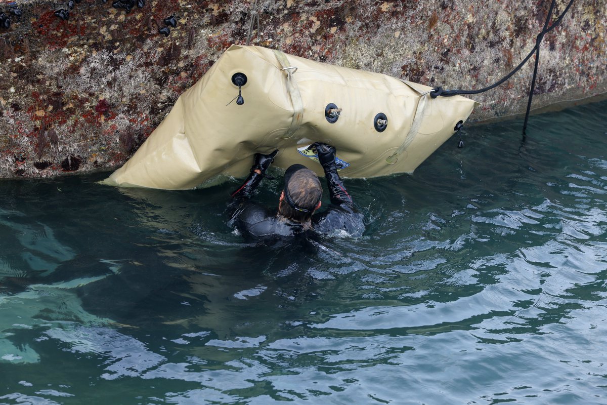 RivieraBeachPD's tweet image. Our efforts continue! Over the next few days, we will remove 5 vessels from the waterways. Major Gordon leads this initiative as we partner with SeaTow and Florida Fish and Wildlife. 🚤🛠️ #WaterwayCleanup #CommunityEffort
