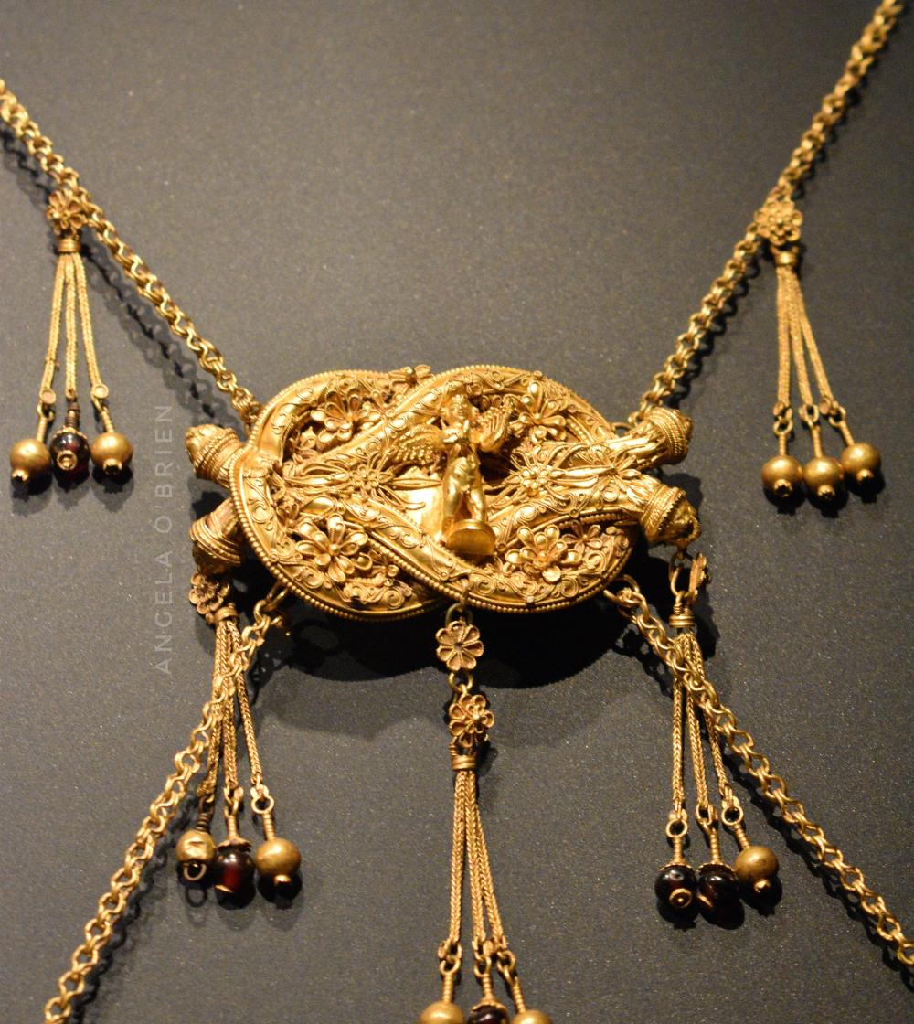 Hellenistic gold bracelet and chest decoration. Late 4th  century BCE. Archaeological Museum of Istanbul. 📷 My own.