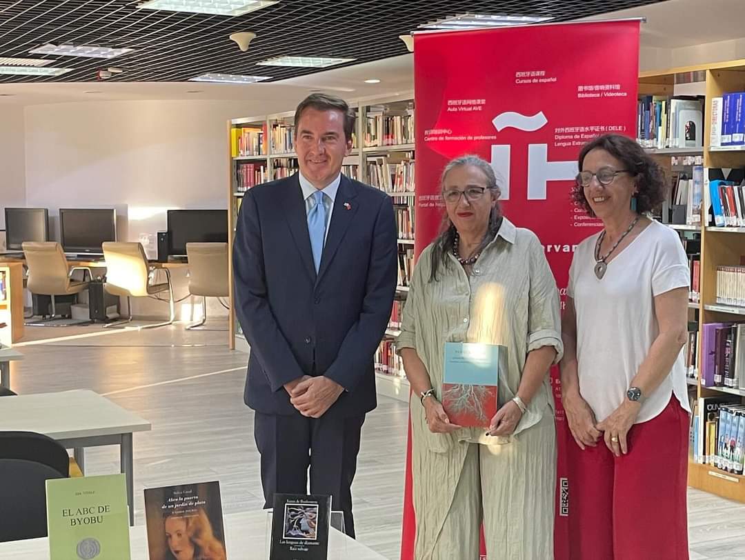 The Uruguayan poet @silviaguerradiaz holding a copy of the anthology of 55 Uruguayan women poets we edited Flores raras at the Instituto Cervantes de Bejing with the Uruguayan Ambassador to China, Fernando Liguria, and the director, Isabel Cervera.