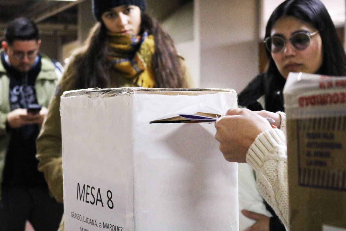fcqoficial's tweet photo. ⚗️En la facu de Ciencias Químicas se están llevando a cabo las #EleccionesUniversitarias.🗳 
👩🏻‍🔬Estudiantes, docentes, nodocentes, egresadas y egresados🧑🏻‍🎓 están eligiendo representantes para el Consejo Directivo y para el Consejo Superior. 📆 15 y 16 de mayo de 8 a 18 horas. #fcq https://t.co/xx3QvhiF5i