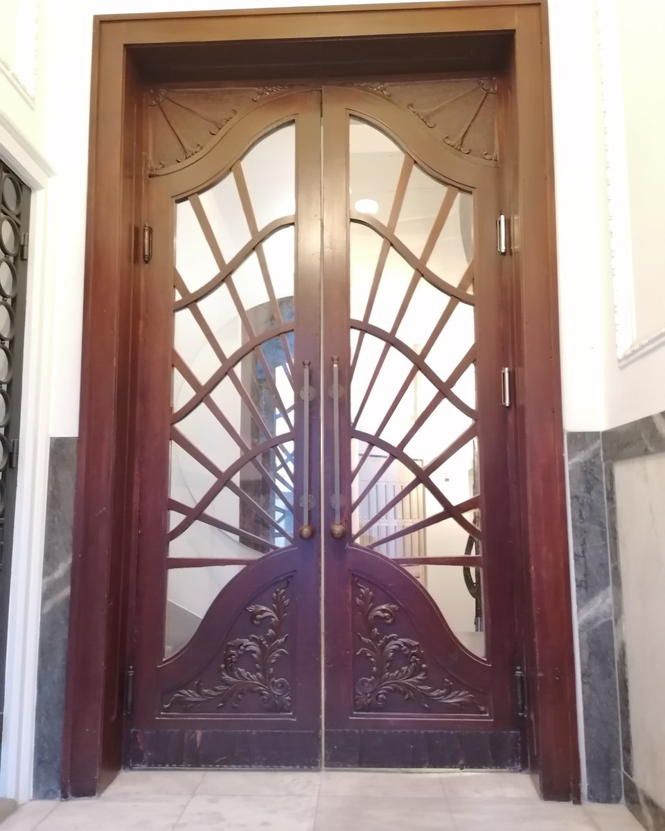 Leptir vrata u jednom beogradskom ulazu. Rezbareno drvo i biljur staklo