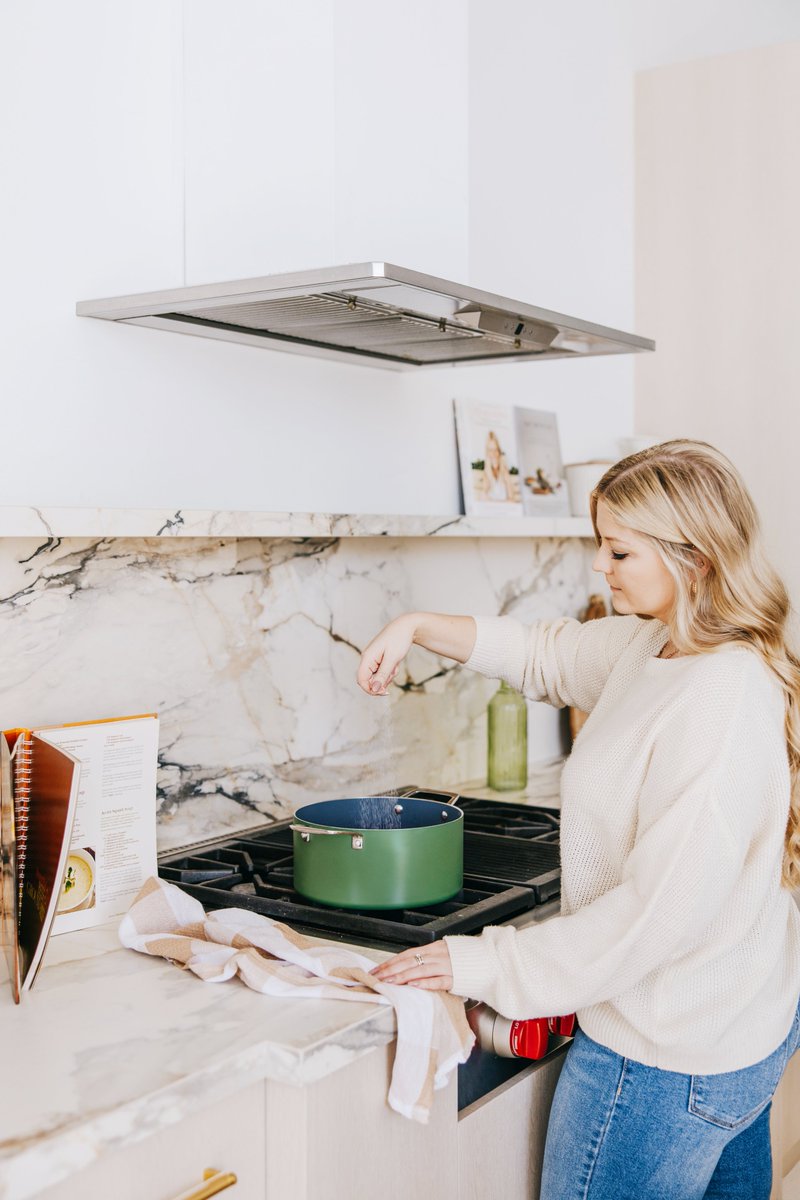 Pssssst, don't forget to season your pasta water! 😌❤️

Our favourite space-saving kitchen hack? Use the Steamer from our Everything Pot + Steamer Bundle to strain your pasta!