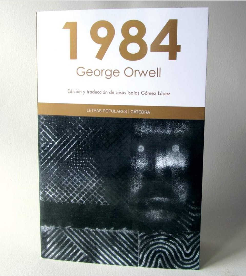 Hace poco hablamos del '1984' que ilustraba Riki Blanco.
Ahora vemos esta otra edición de la gran obra de George Orwell, editada por @Catedra_Ed, con portada de otro maestro, Raúl (#j_raul).
#j_portadaslibros