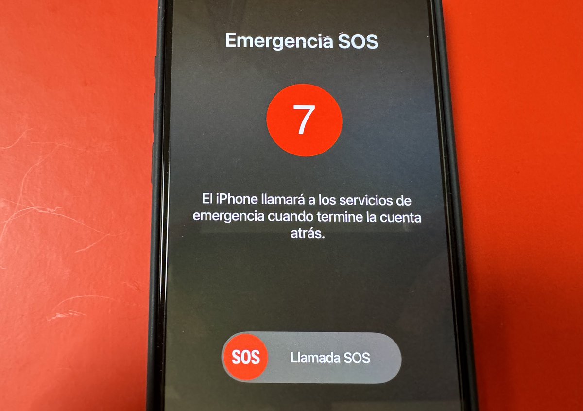 🆘 Te dejamos un truco para llamar al 1-1-2 si estás en peligro y solicitar ayuda discretamente. 📲 Pulsa 5 veces seguidas el botón lateral de encendido del móvil y llamará al 1-1-2 donde pueden oir lo que está pasando, geolocalizarte y enviar ayuda. #Madrid112 #ASEM112