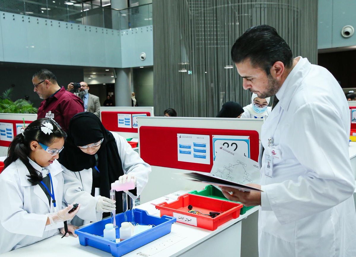 Qatar_Edu's tweet photo. بمشاركة 166 طالبًا وطالبة من الصفين الخامس والسادس، من 83 مدرسة حكومية، والمدارس السمعية للبنين و��لبنات؛ نظمت وزارة التربية والتعليم والتعليم العالي مسابقة أولمبياد العلوم الوطني لطلبة المرحلة الابتدائية في نسختها الثامنة، بهدف تعزيز اهتمام الطلبة بمادة العلوم وتطوير مهاراتهم العلمية، ومنها استخدام أساليب الاستقصاء المنهجية والبحث العلمي في حل المشكلات.

للمزيد:
https://t.co/eQuSneemAb

#وزارة_التربية_والتعليم_والتعليم_العالي